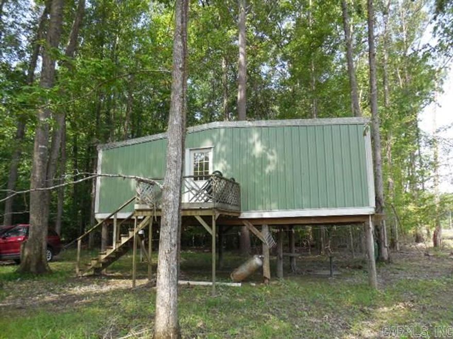Getaway for fishing or hunting.  Set-up with kitchen, bath and sleeping area.