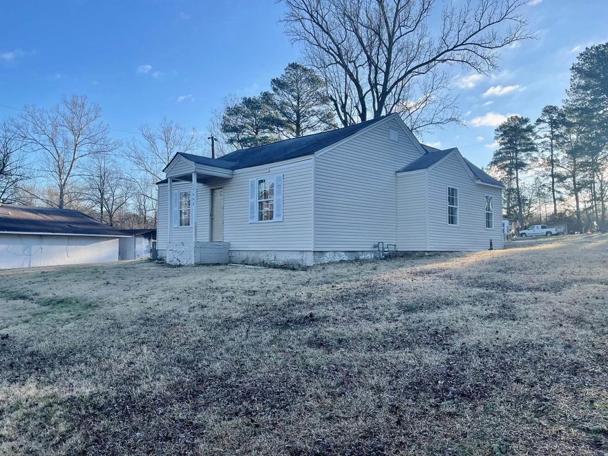 This home has 3 bedrooms, 1 bathroom with newer carpet and paint. 1 year lease, $800 deposit, $800 a month. Must be able to pass a credit and background check.