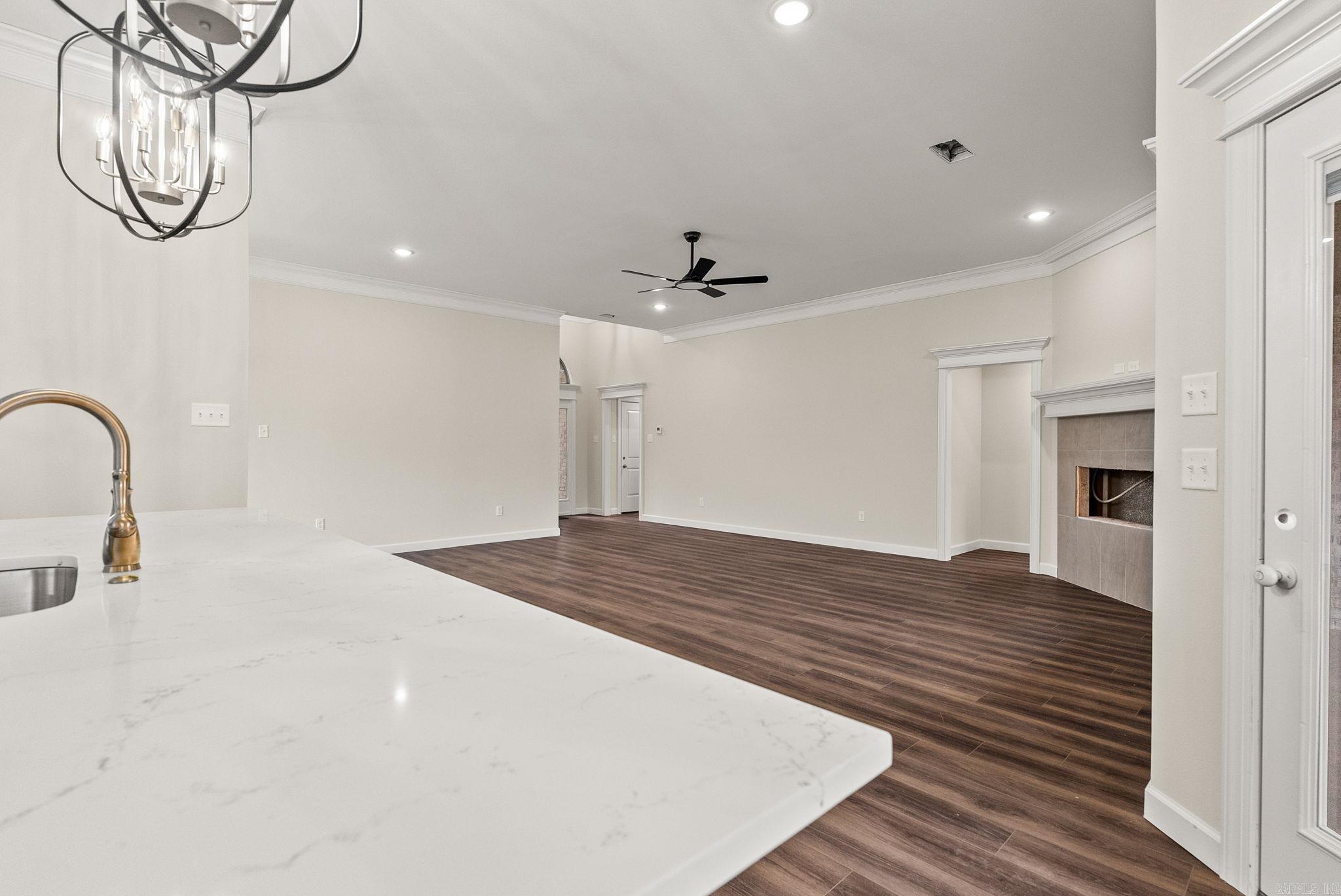 COUNTRY CLUB OF ARK THE - Residential