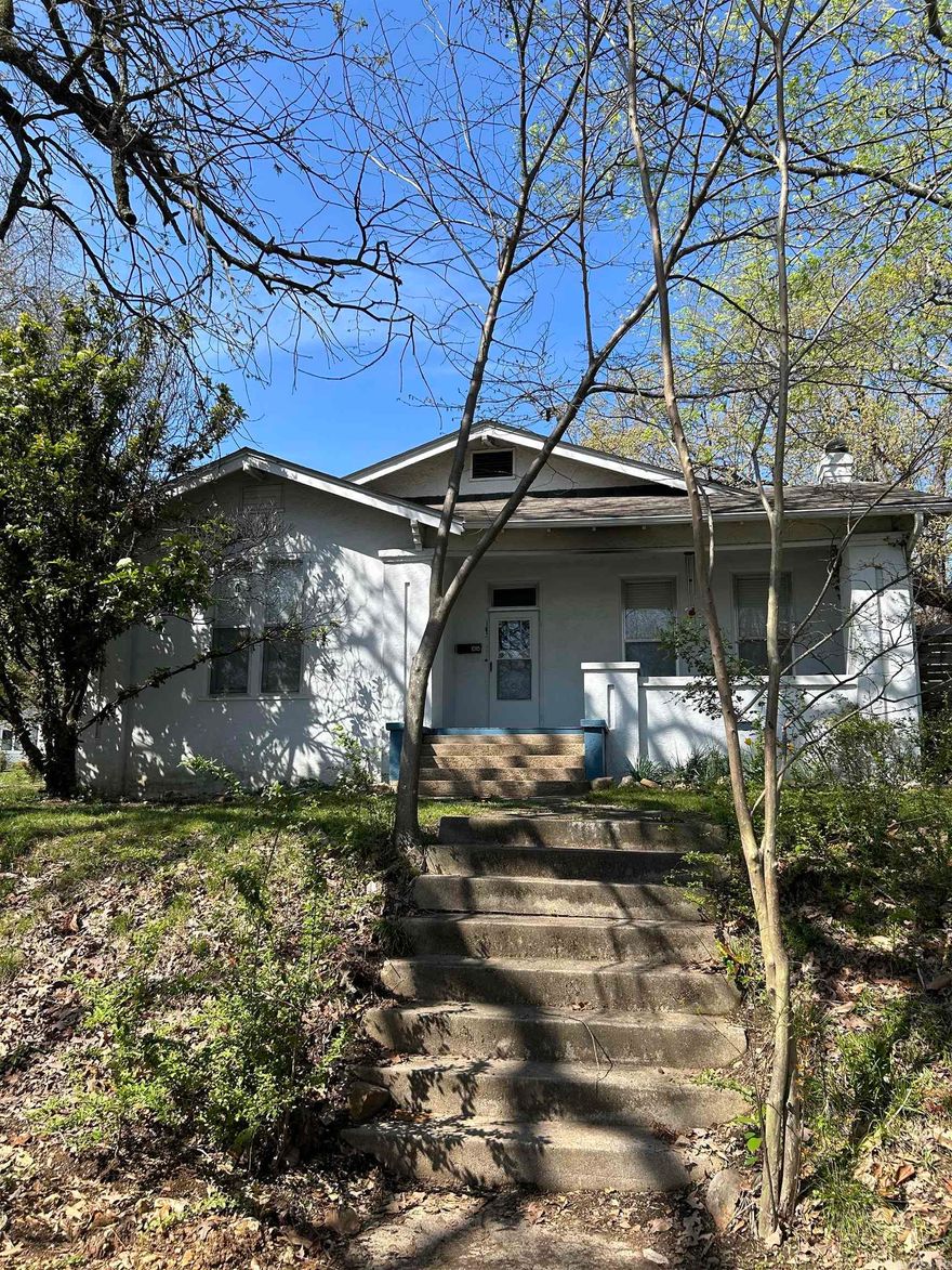 Craftsman style 2 bedroom, 1 bathroom home located in the Quapaw-Prospect historic neighborhood.  Large yard. Includes washer and dryer.