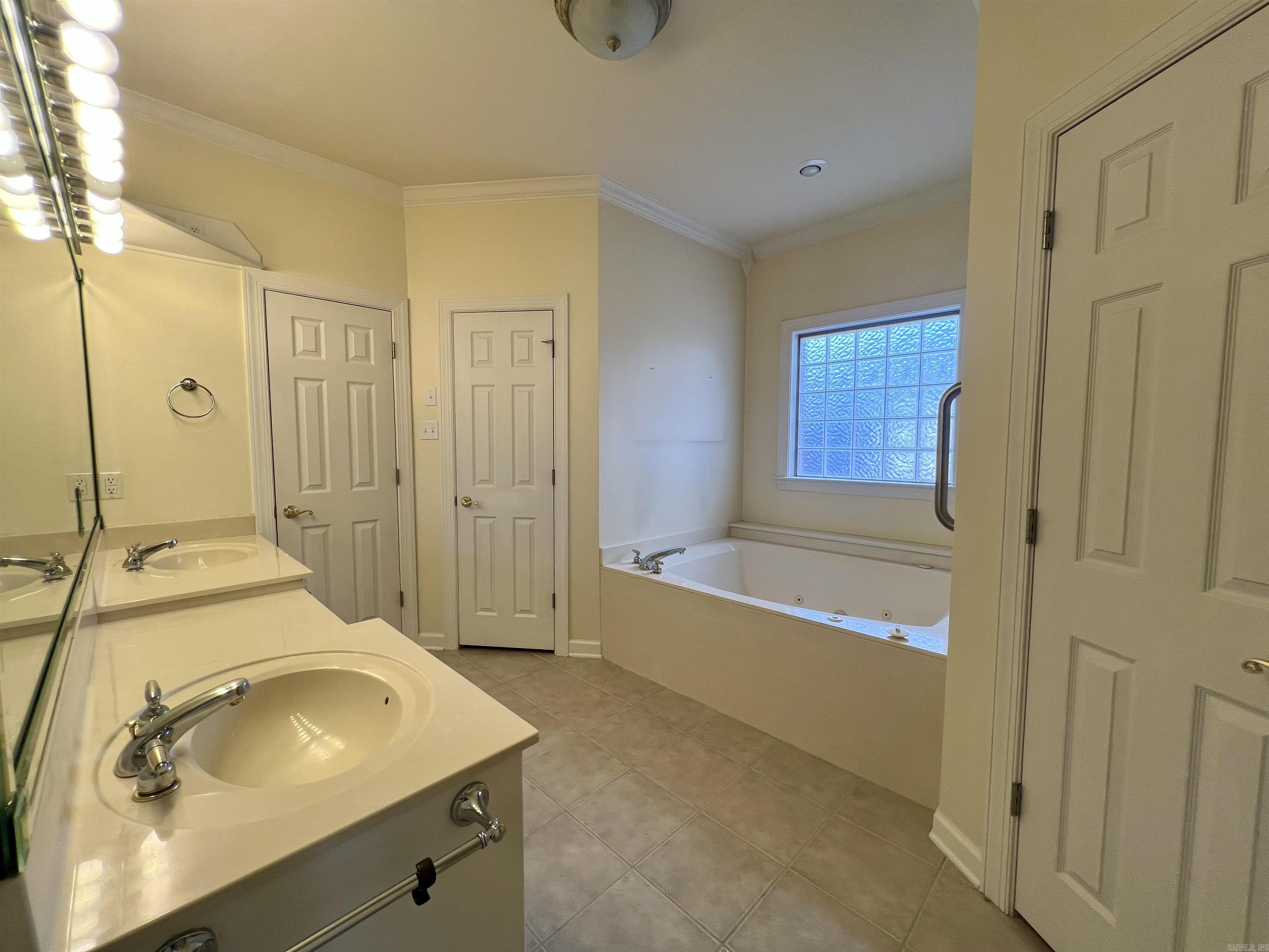 COUNTRY CLUB OF ARK THE - Residential Lease