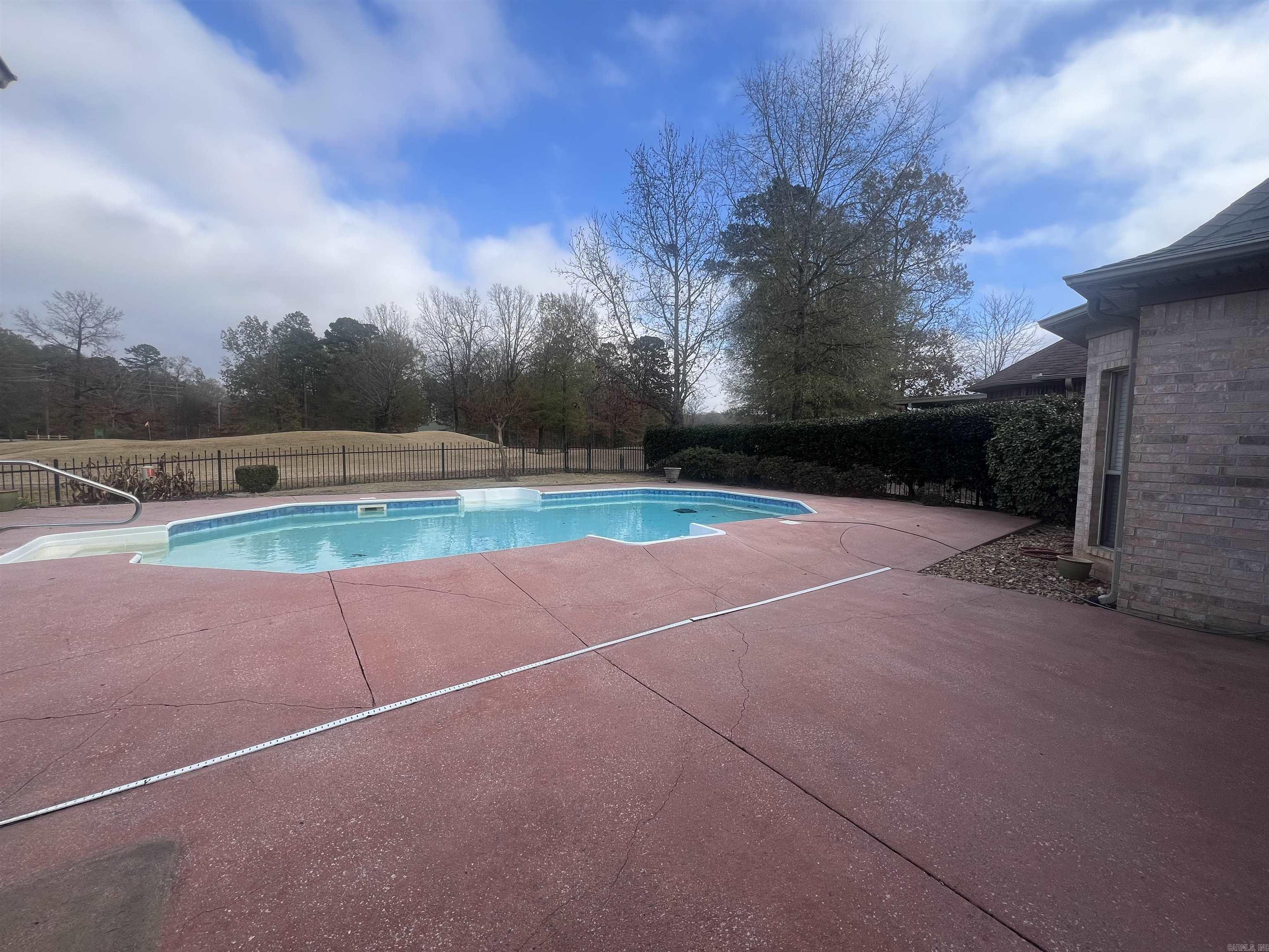 COUNTRY CLUB OF ARK THE - Residential Lease