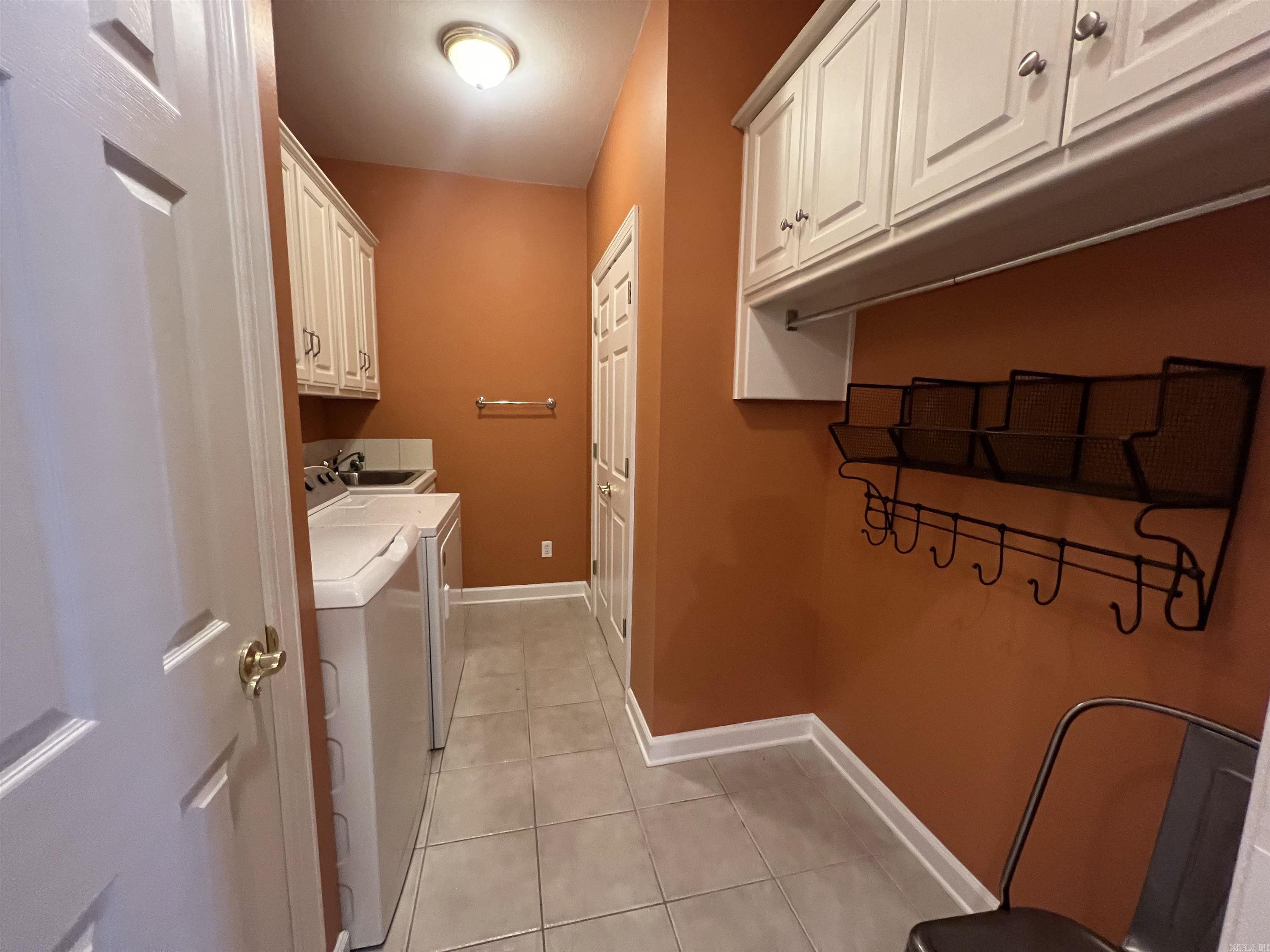 COUNTRY CLUB OF ARK THE - Residential Lease