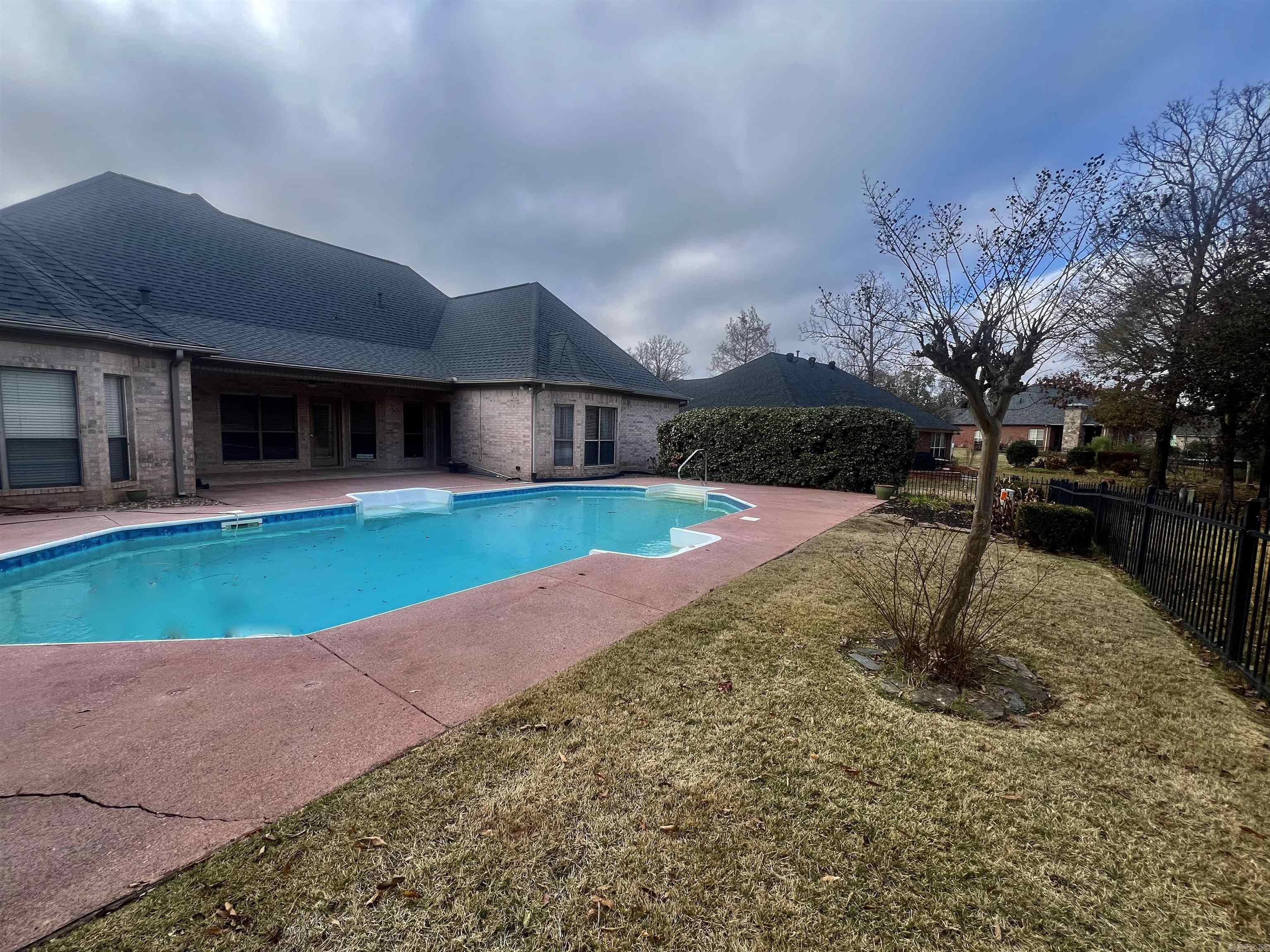 COUNTRY CLUB OF ARK THE - Residential Lease