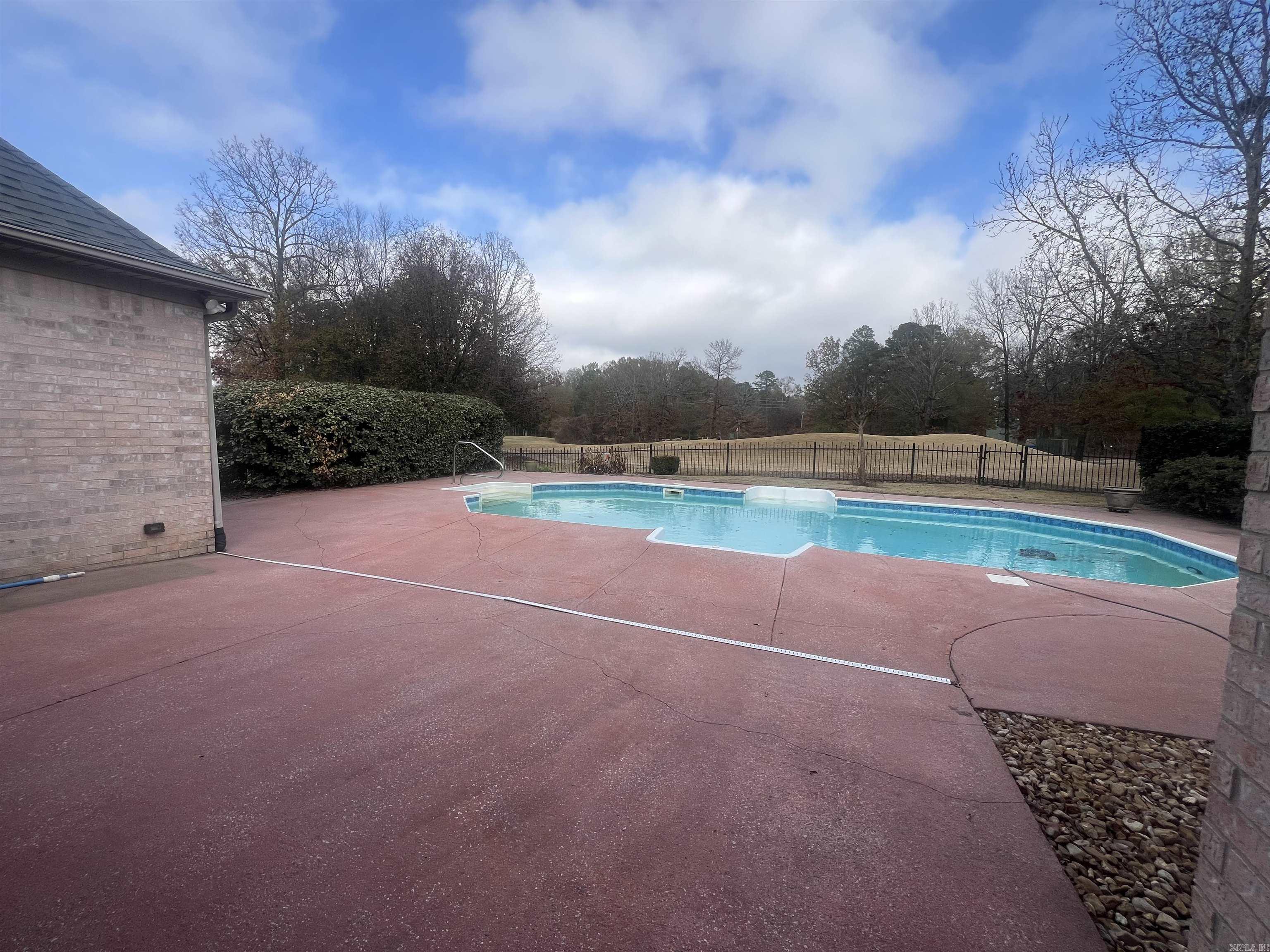 COUNTRY CLUB OF ARK THE - Residential Lease