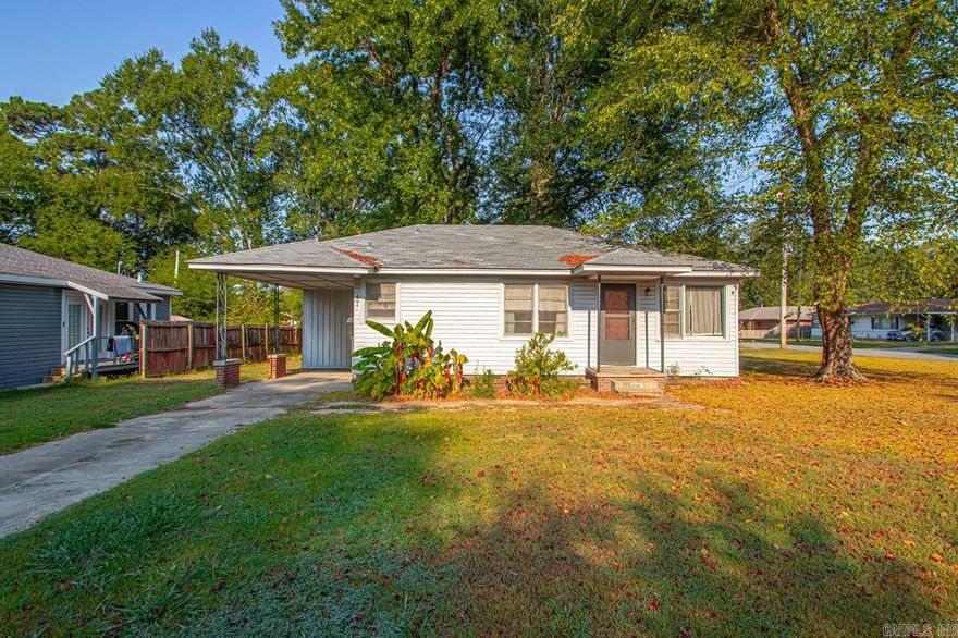 Welcome to 404 Pike. Located at the corner of Pike and W Sevier (Just down the street from Caldwell Elementary) This home, with beautiful original hardwood floors, is ready for you to come make it your own! Roof, HVAC, Shower remodel 2018, Water Heater 2016. Showings scheduled on ShowingTime