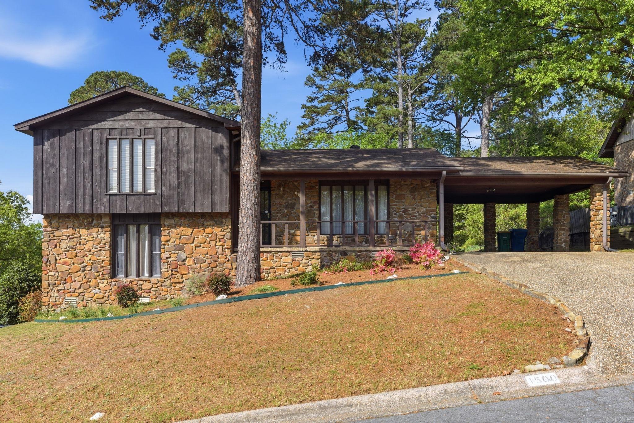 LEAWOOD MANOR - Residential