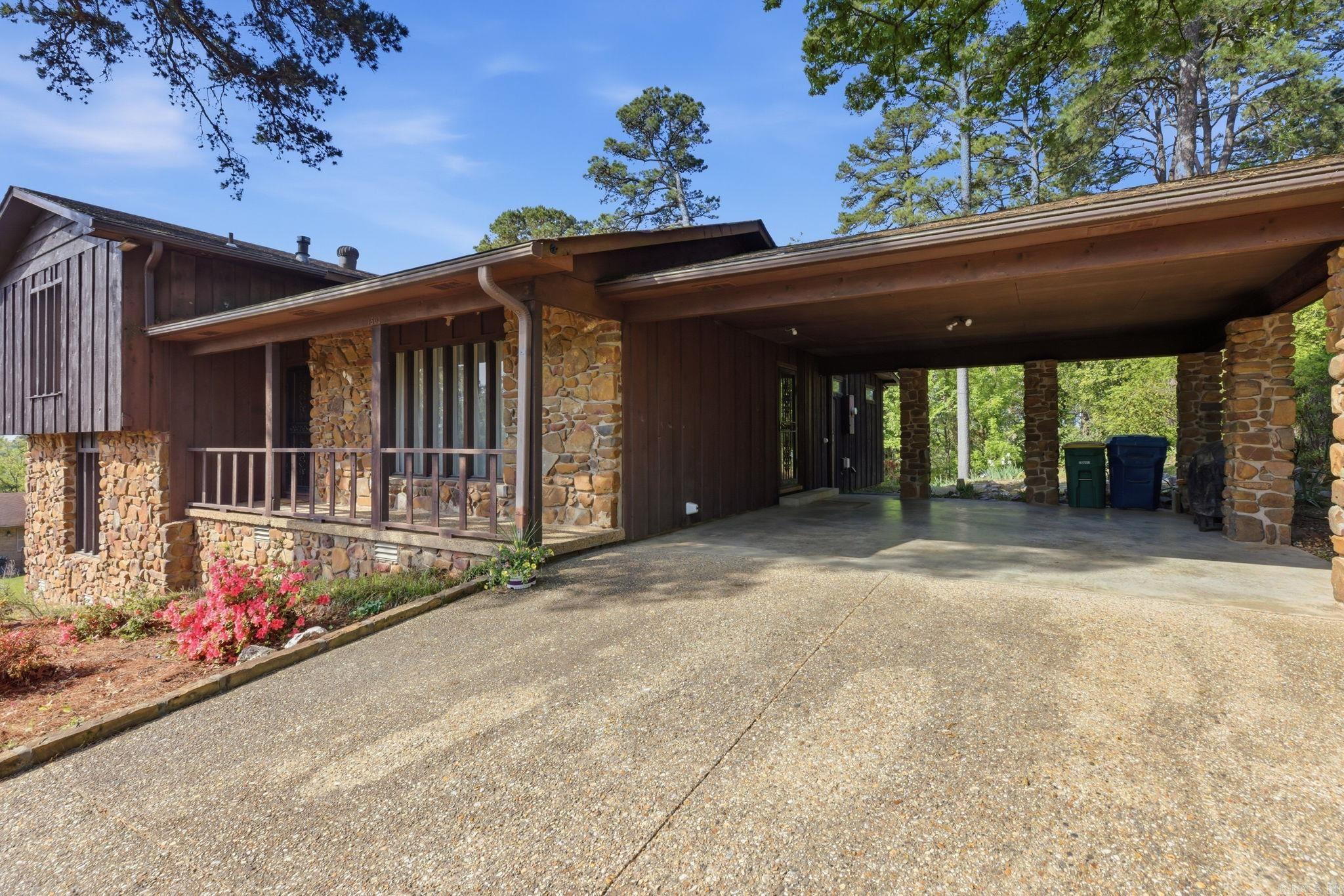 LEAWOOD MANOR - Residential