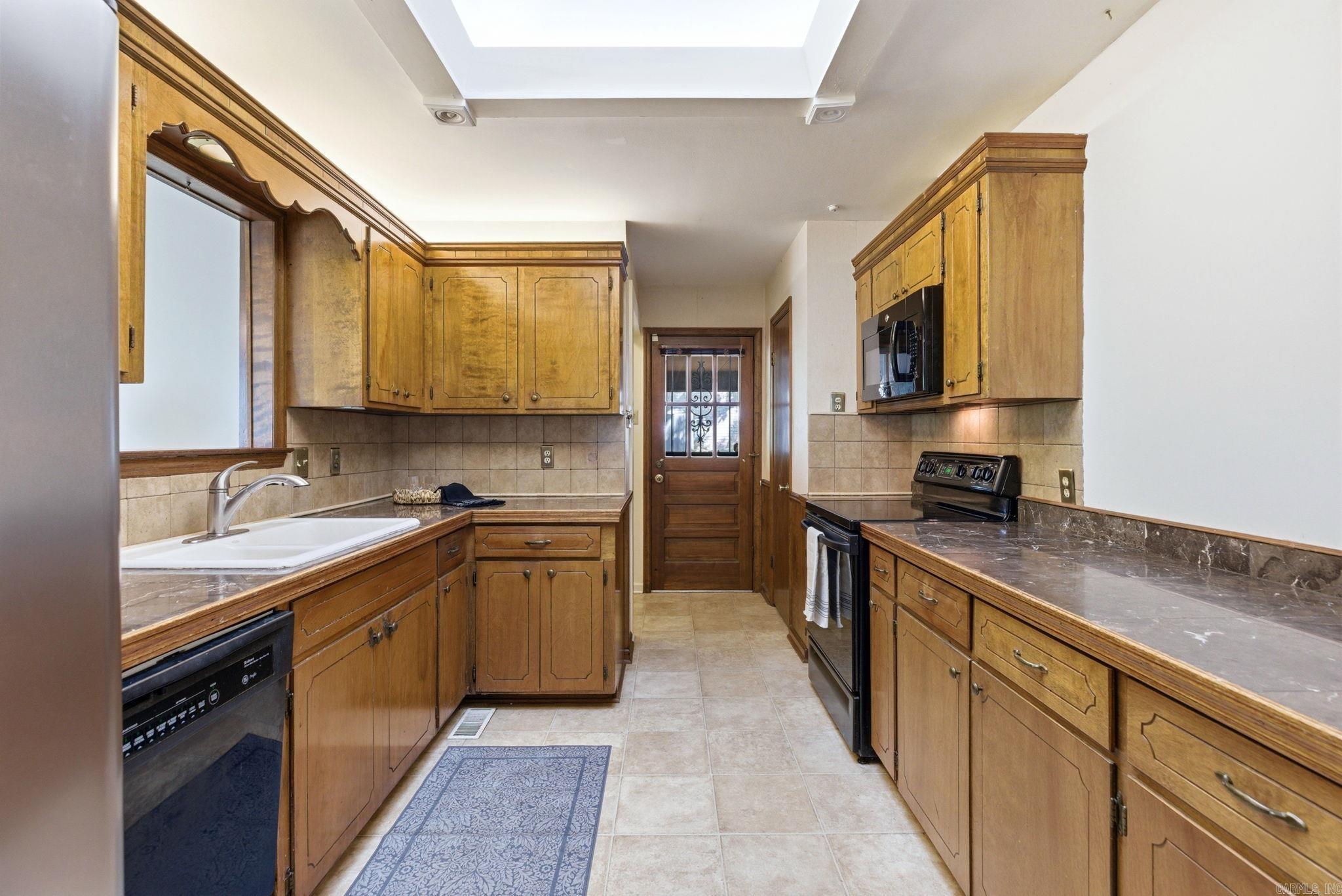 LEAWOOD MANOR - Residential