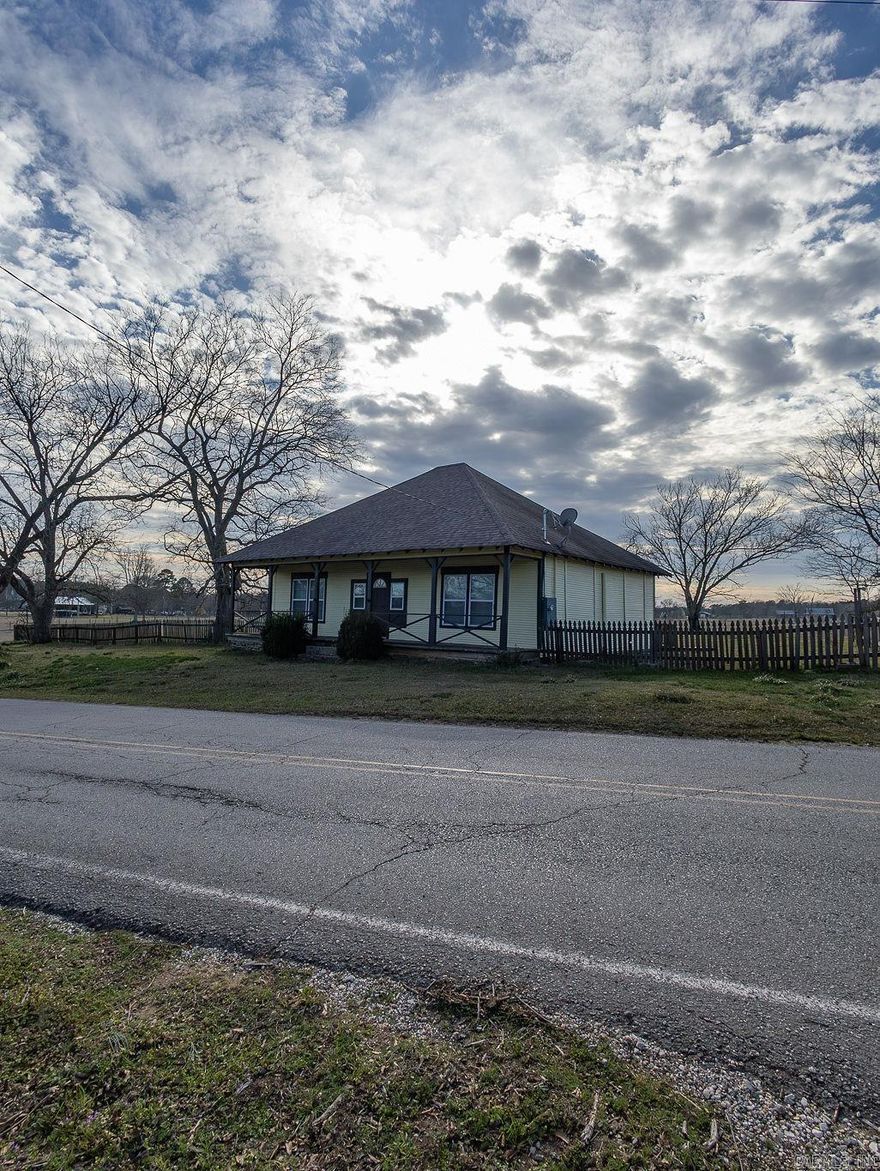 Beautiful home great country living located 15 minutes to Downtown Benton and 20 minutes to Hot Springs.  New HVAC, Kitchen Cabinets, Flooring, Bathroom, Large rooms with High Ceilings and new insulted windows covered parking and outdoor Storage Building  Fenced