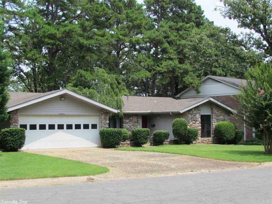 Spacious 3br, 2 bath 1-level on level lot in Colony West. LR/Dr, sunken den w/vaulted ceiling, kitchen/dining with new appliances, & new ceramic tile & counter tops, new carpet throughout and new paint. Exterior features vinyl siding w/extra insulation, and updated insulated windows. These features make for very low utilities. There is a transfer switch for generator hookup in the event of power outage.