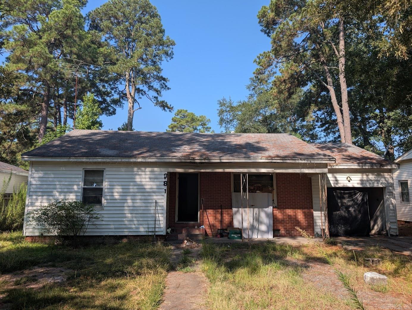 2812 Edgewood Dr offers a blank canvas for your vision. This property needs a total renovation but provides the perfect opportunity for investors, contractors, or buyers ready to bring it back to life. With the right improvements, this home can be transformed into a modern, comfortable residence or an income-producing rental. Located in an established neighborhood in Pine Bluff, AR Solid layout with potential for redesign Spacious lot offering room for expansion or outdoor upgrades Ideal for a fix-and-flip, long-term rental, or personal project.