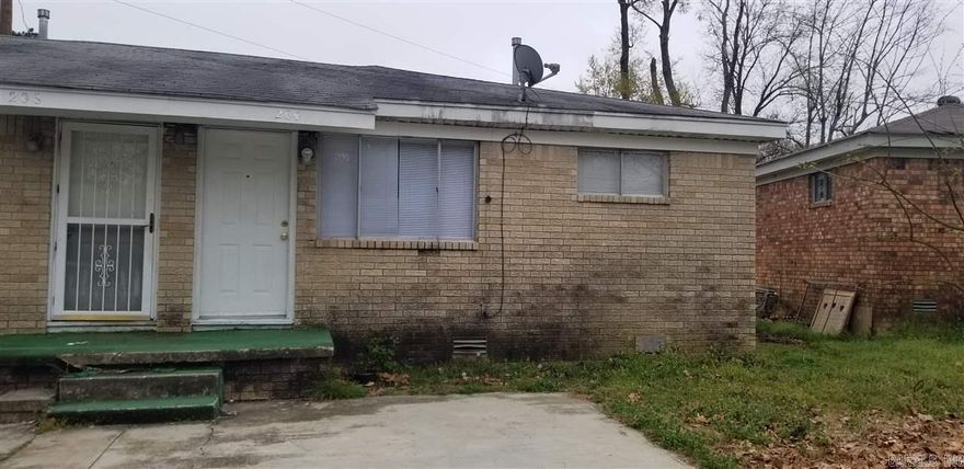 Century 21 Prestige Realty 501-982-7474 Apply online at c21prjxrentals.com Check out this 2 bedroom, 1 bath duplex!  Please visit our office at 303 N. James St in Jacksonville.