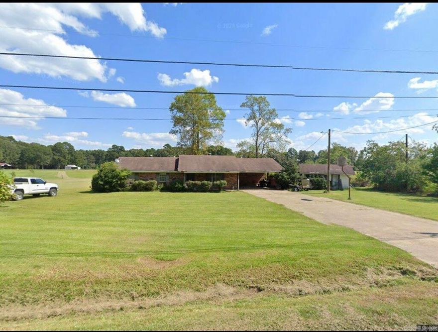 Nice brick home on Thurman Road, west of Crossett.