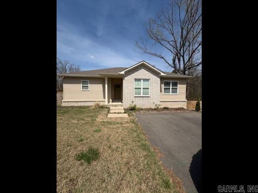 102 & 106A/B Cheyenne St....105A/B & 109A/B Pocola Dr...Three new modern duplexes 3 Bedrooms / 2.5 Baths 1,614Sq.Ft. each unit, one brand-new 3 Bedroom / 2.5 Baths 1,622 Sq.Ft single-family house...Inviting open floor plan with 9' high ceilings .Polished granite countertops, high-end finishes for increased rental value. Each unit features back decks and fully fenced backyards. These units are set up for being long or short term rentals.