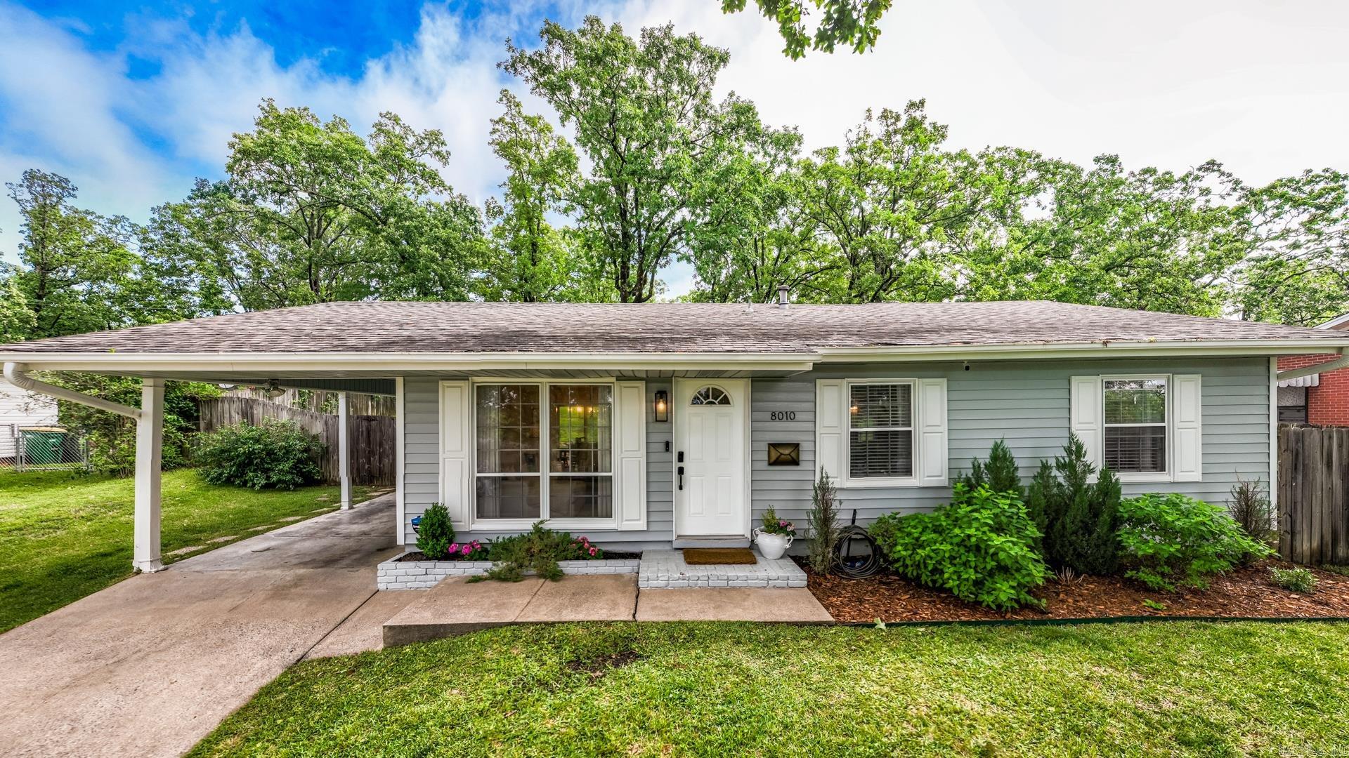 Step into this meticulously maintained 3 bed, 1.5 bath home in the heart of Midtown. With a huge, fully-fenced yard, beautifully remodeled kitchen and too many updates to list, you won't be able to resist this home! Located just minutes from Heights shopping and dining, this home is the perfect blend of style, comfort, and convenience. Don't miss this move-in ready gem! *See Agent Remarks*