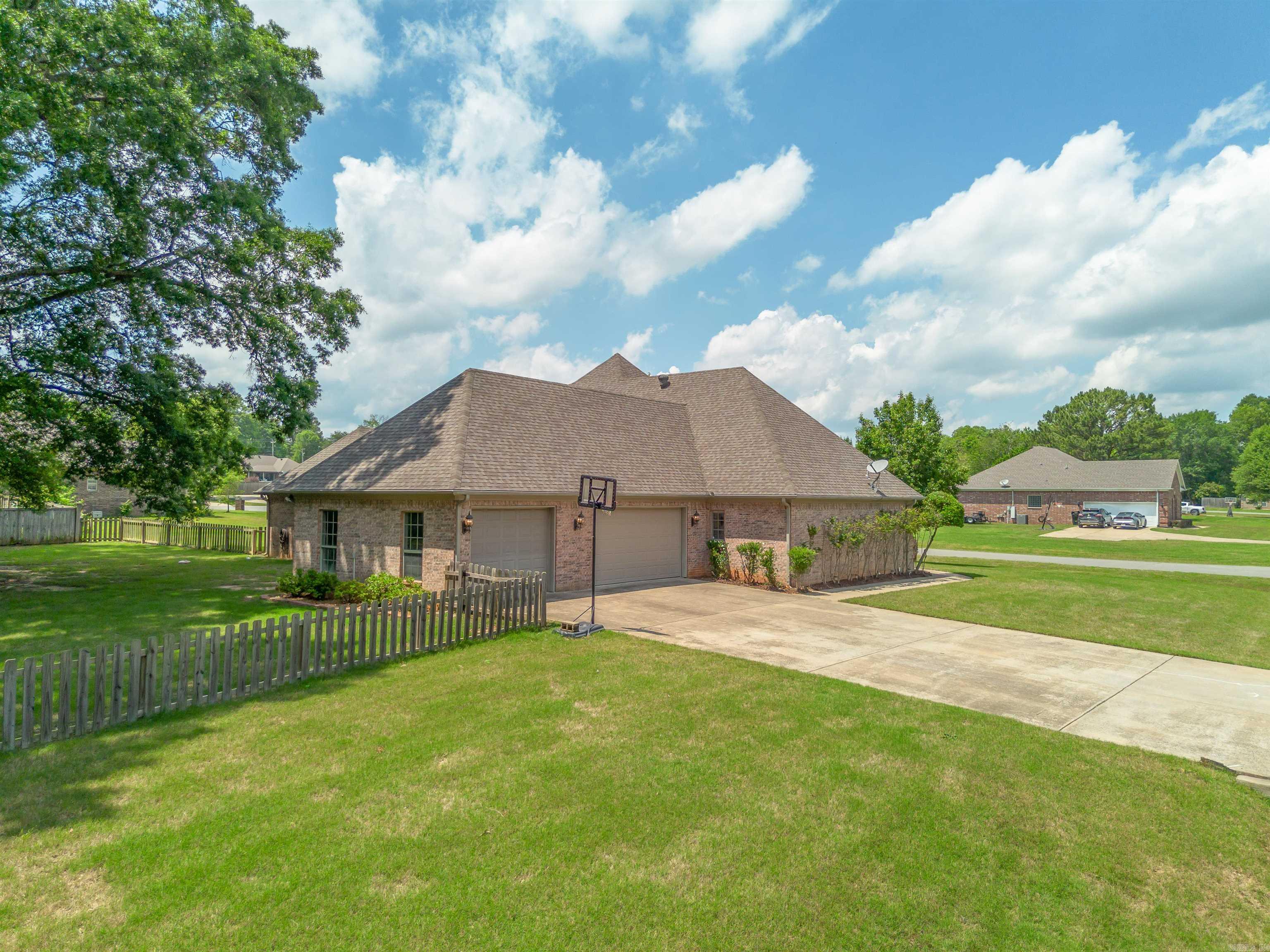 ROYAL OAKS - Residential