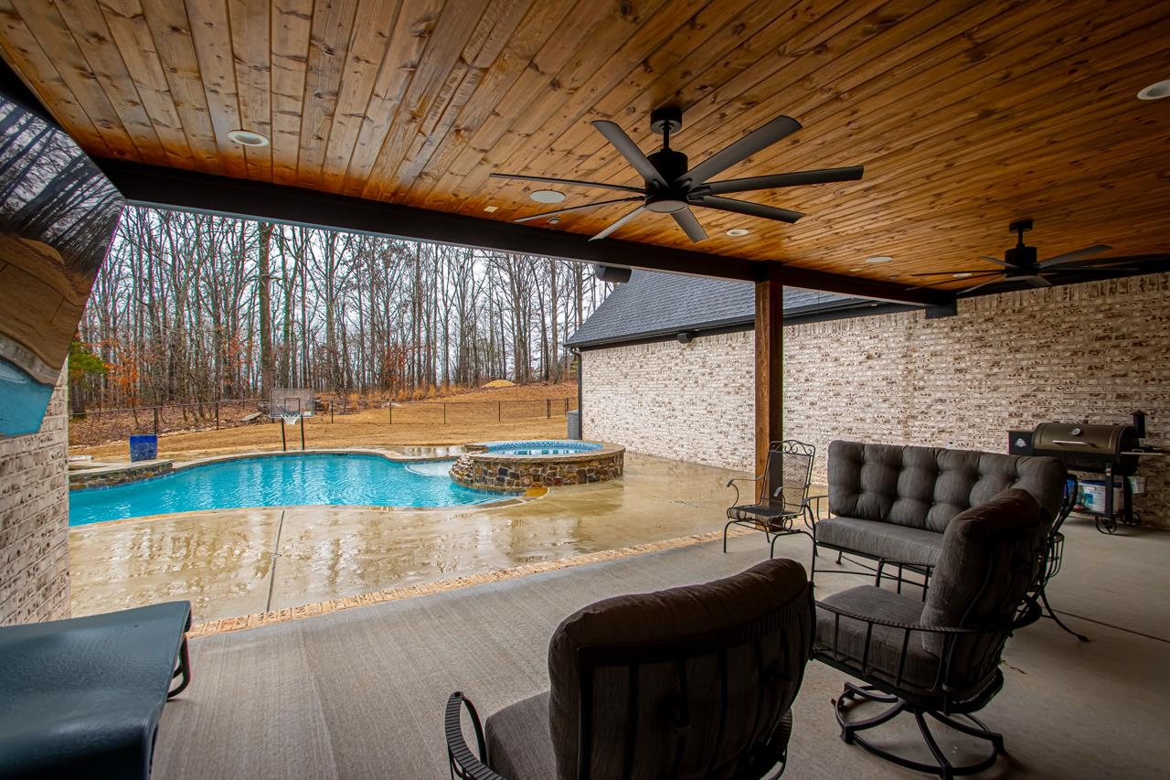 WHITE OAK MANOR - Residential