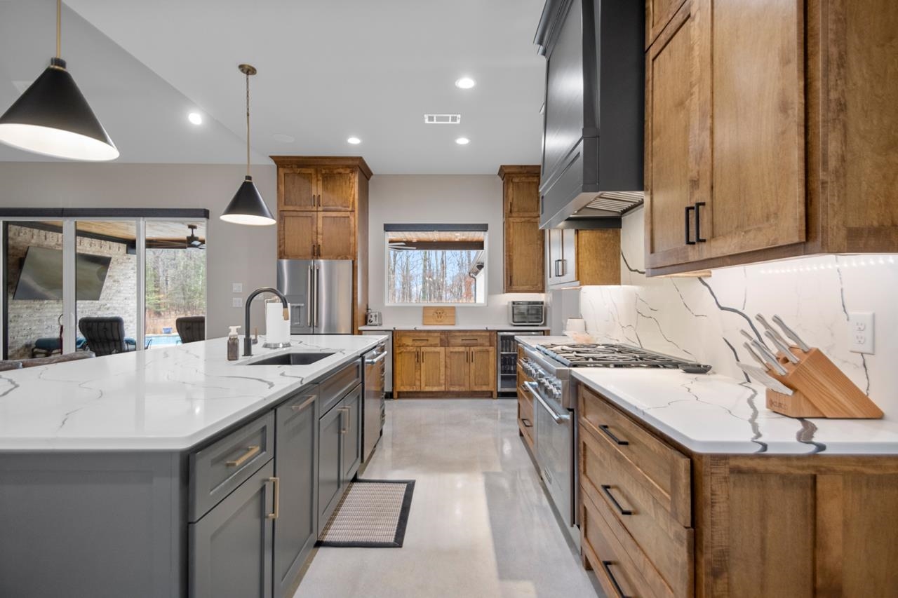 WHITE OAK MANOR - Residential