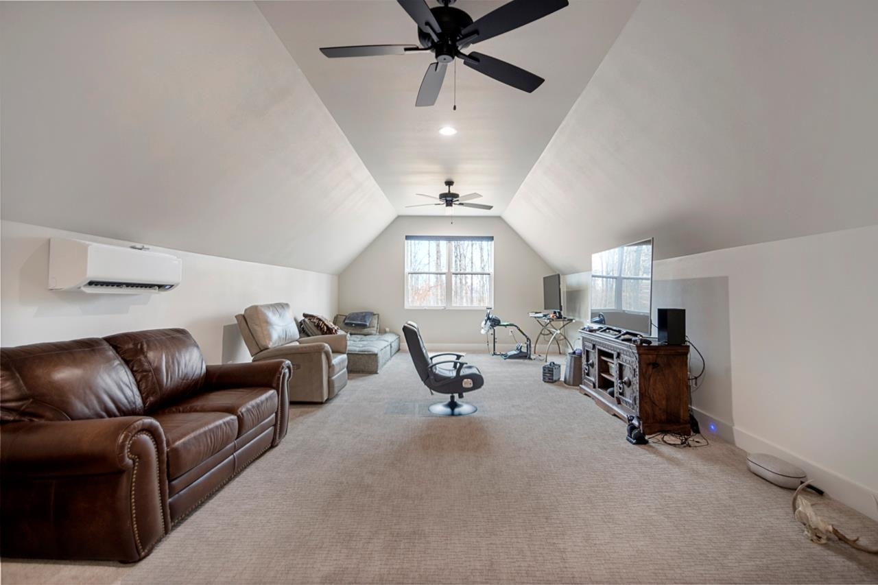 WHITE OAK MANOR - Residential