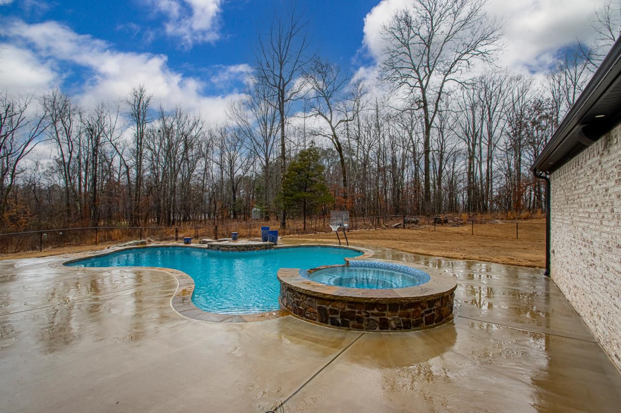 WHITE OAK MANOR - Residential