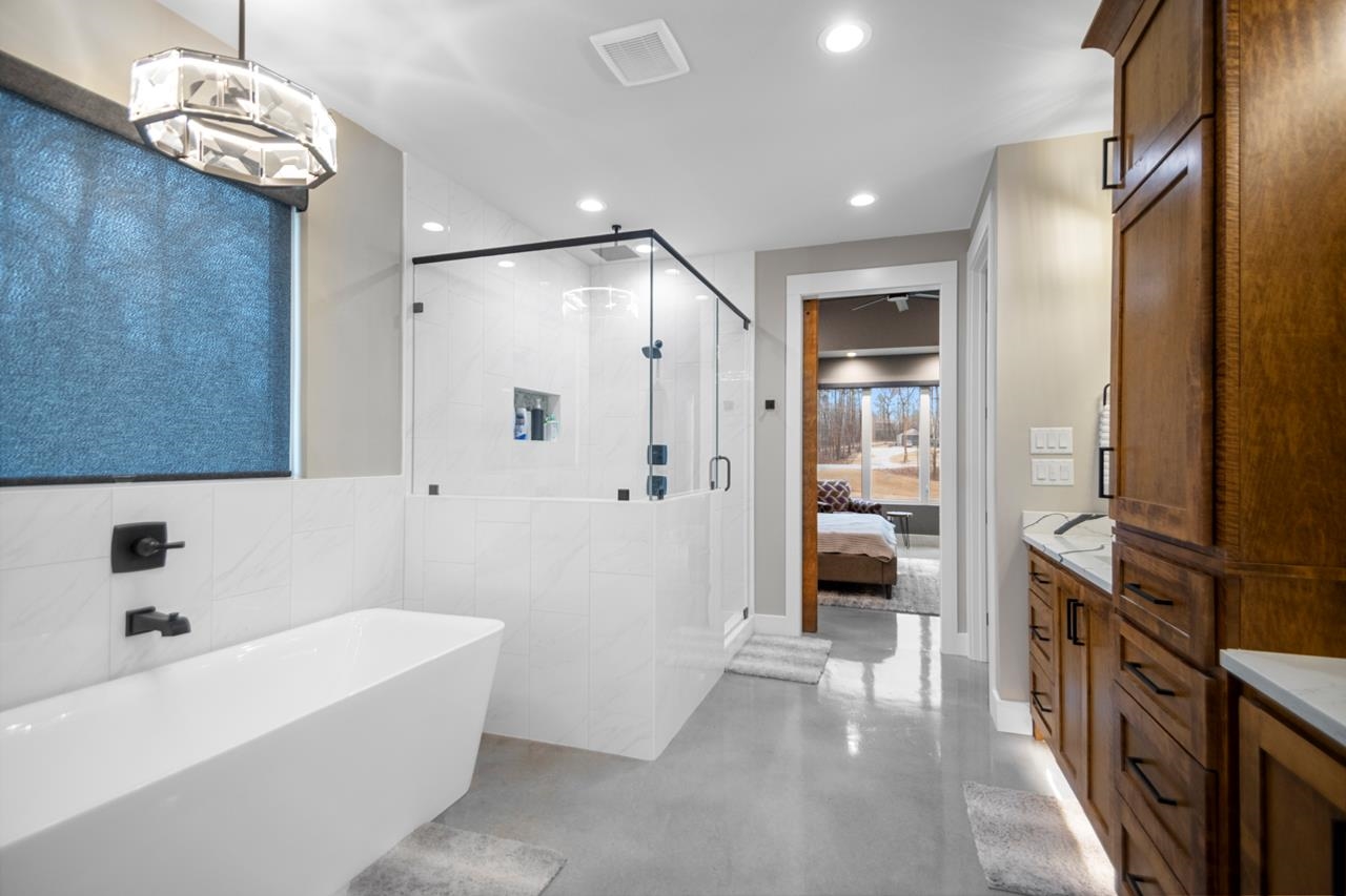 WHITE OAK MANOR - Residential