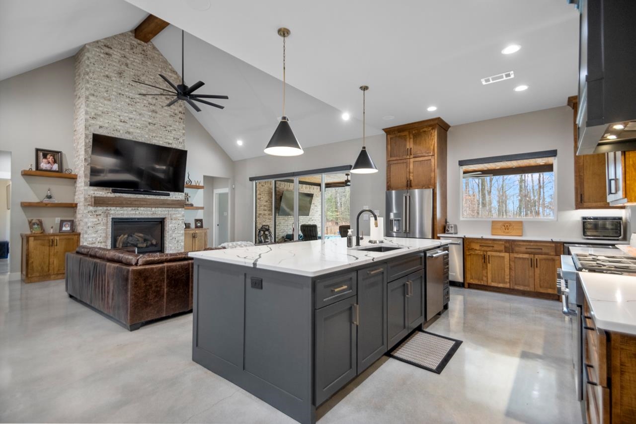 WHITE OAK MANOR - Residential