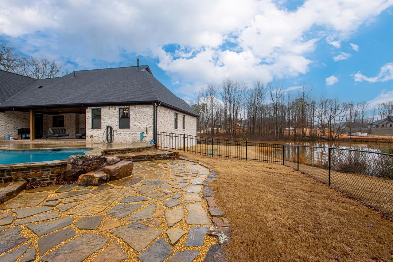 WHITE OAK MANOR - Residential