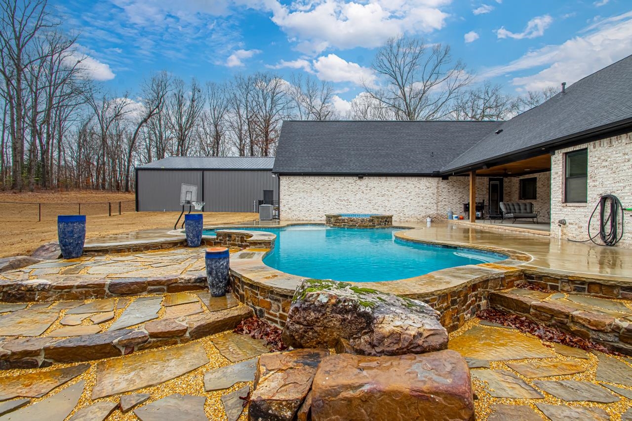 WHITE OAK MANOR - Residential