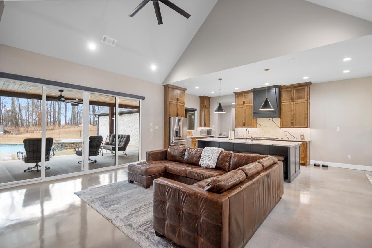 WHITE OAK MANOR - Residential