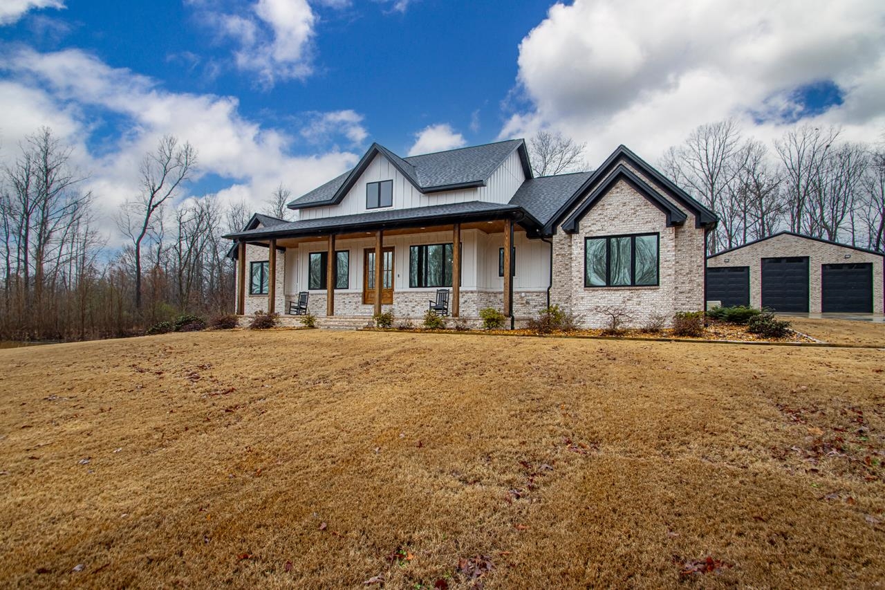 WHITE OAK MANOR - Residential