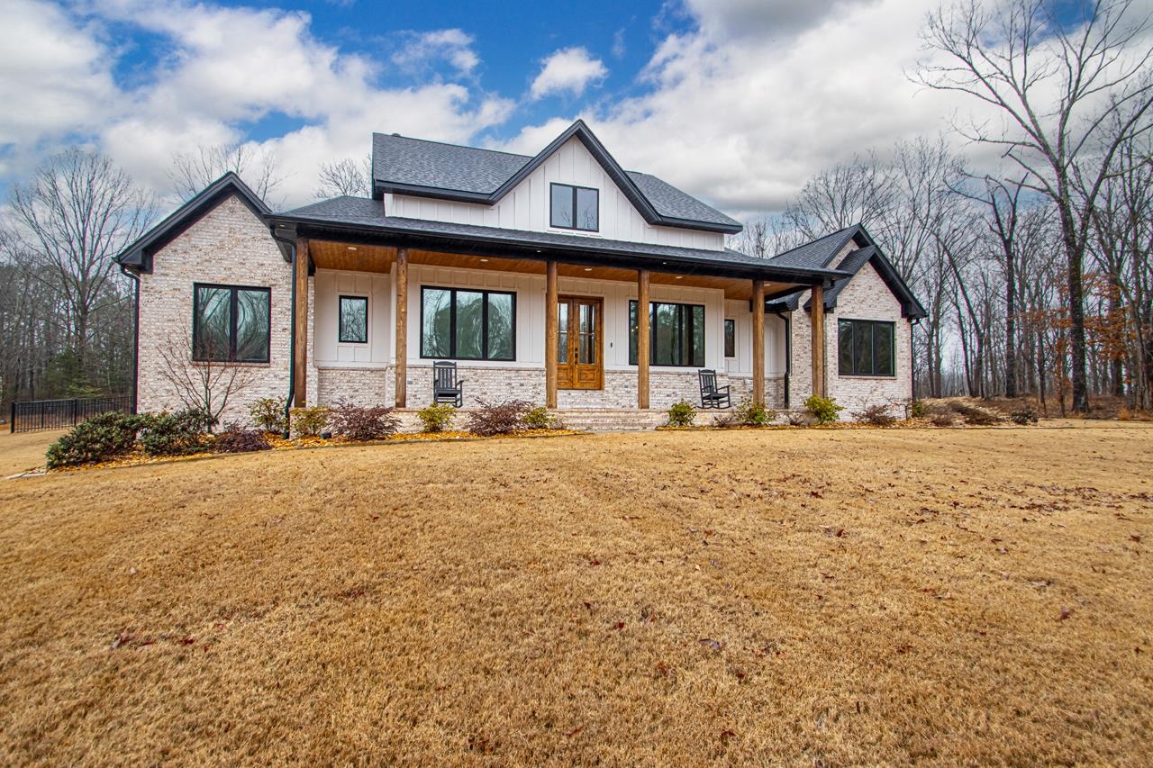 WHITE OAK MANOR - Residential