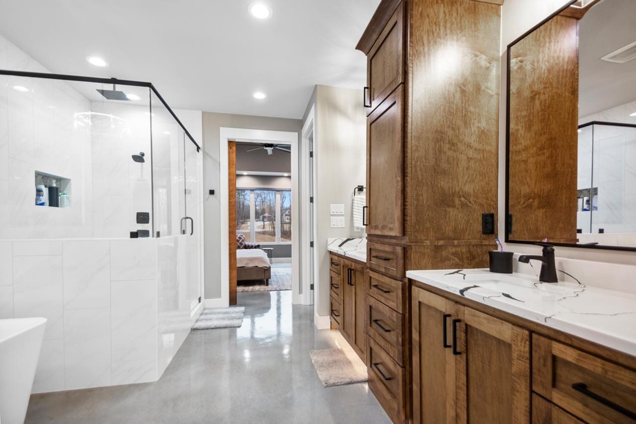 WHITE OAK MANOR - Residential