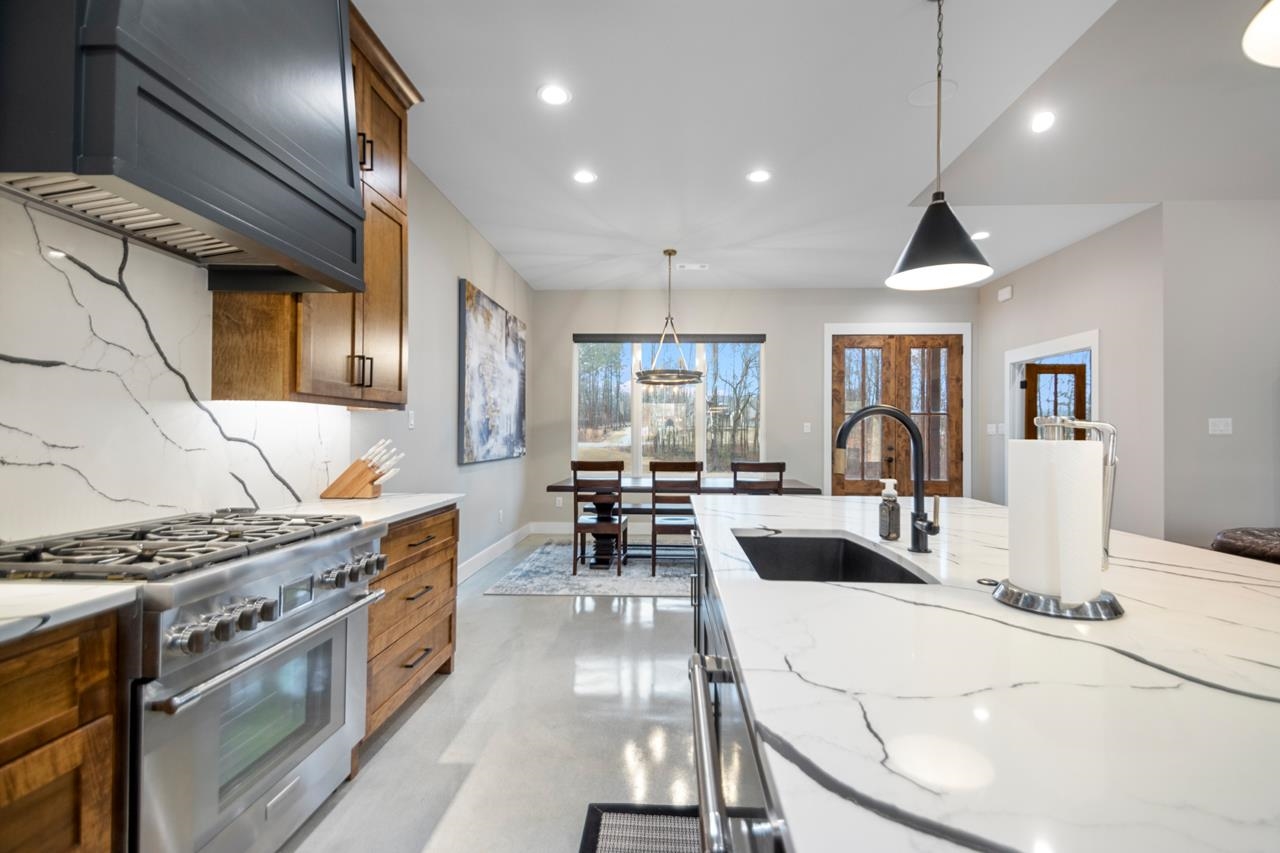 WHITE OAK MANOR - Residential