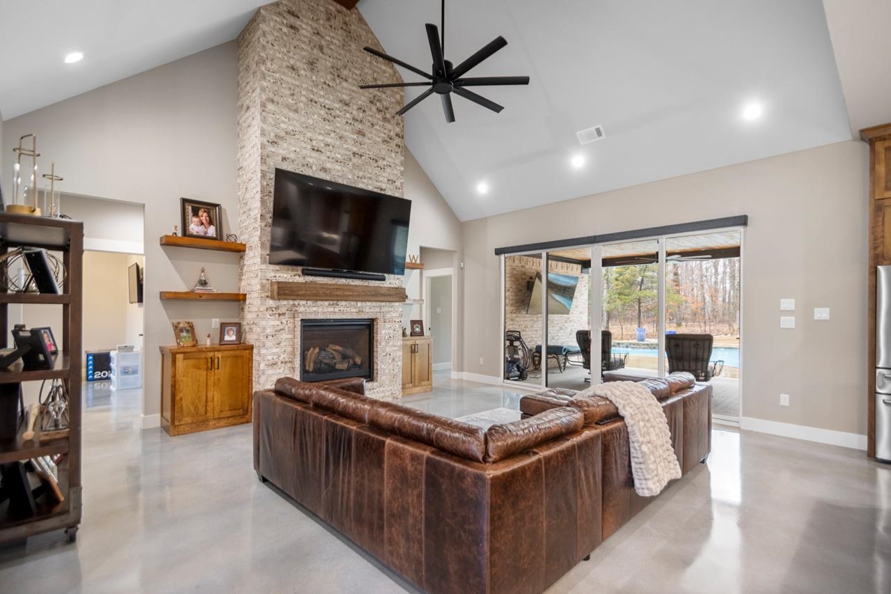 WHITE OAK MANOR - Residential