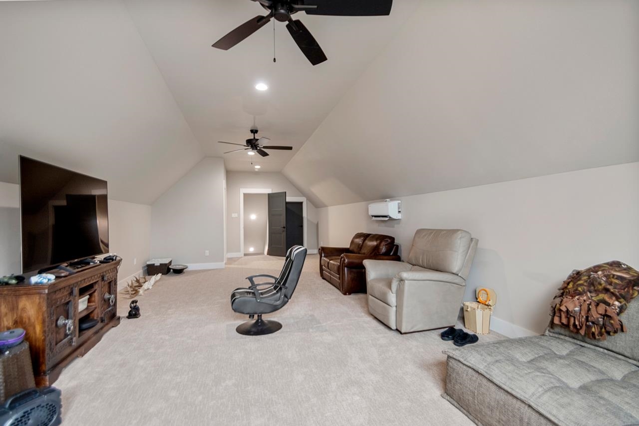 WHITE OAK MANOR - Residential