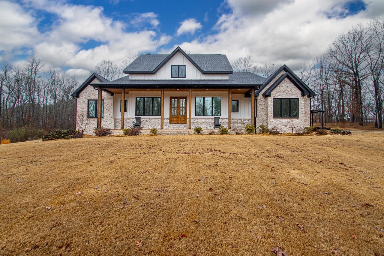 WHITE OAK MANOR - Residential