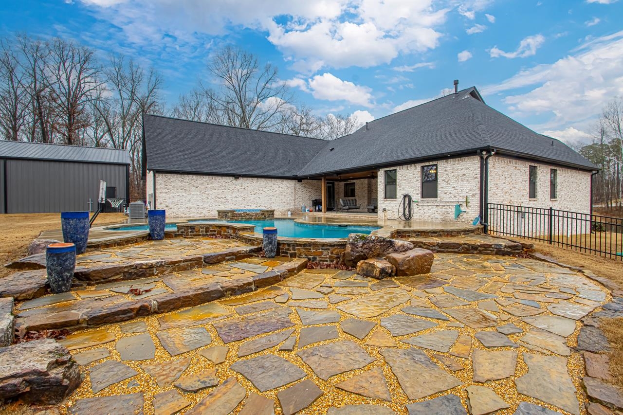 WHITE OAK MANOR - Residential