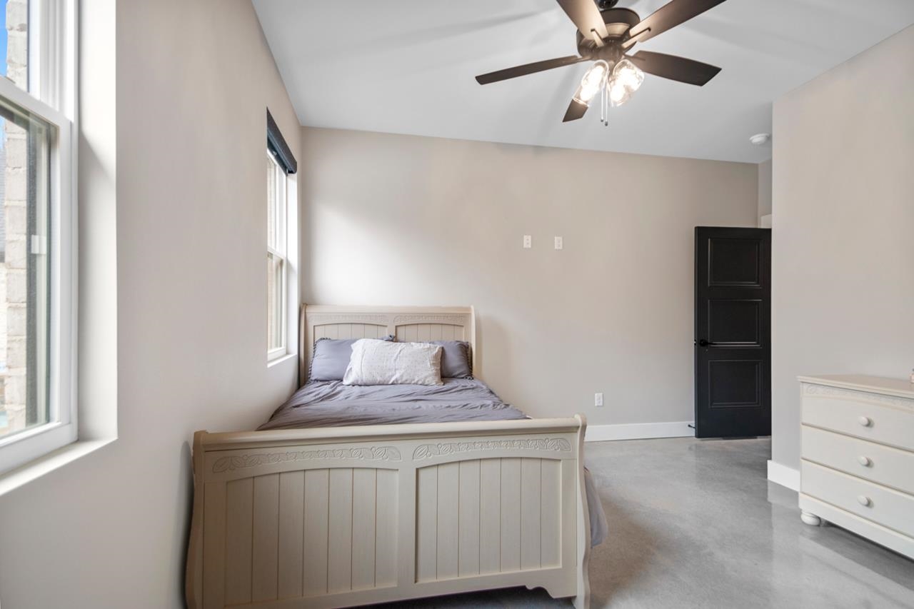 WHITE OAK MANOR - Residential