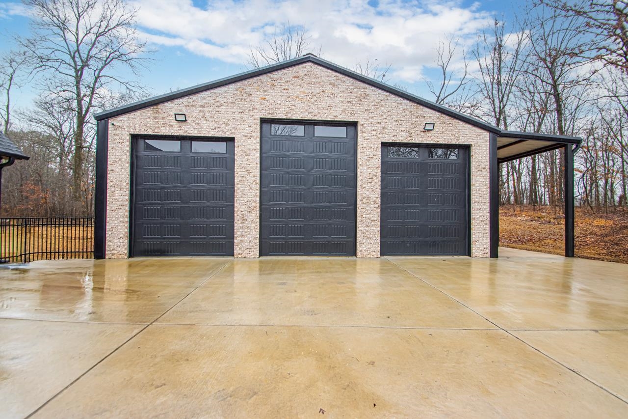 WHITE OAK MANOR - Residential