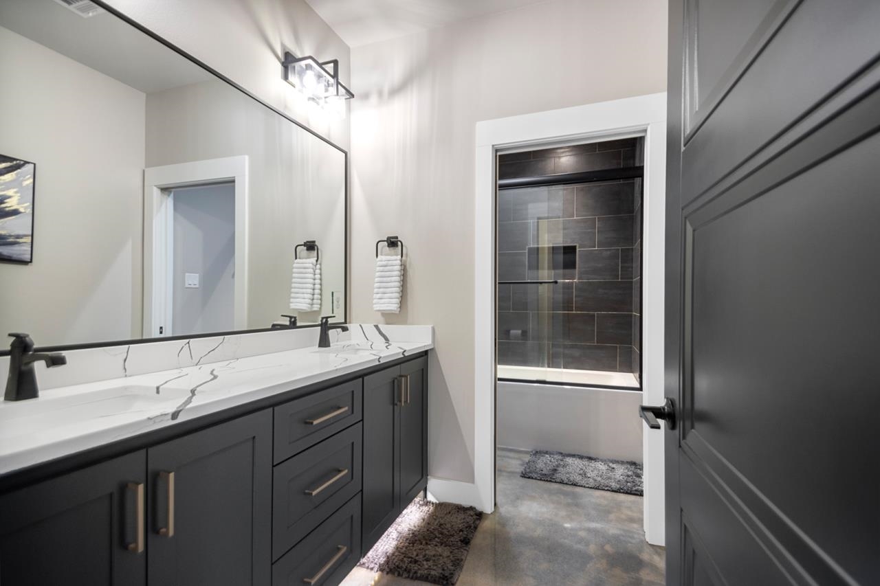 WHITE OAK MANOR - Residential