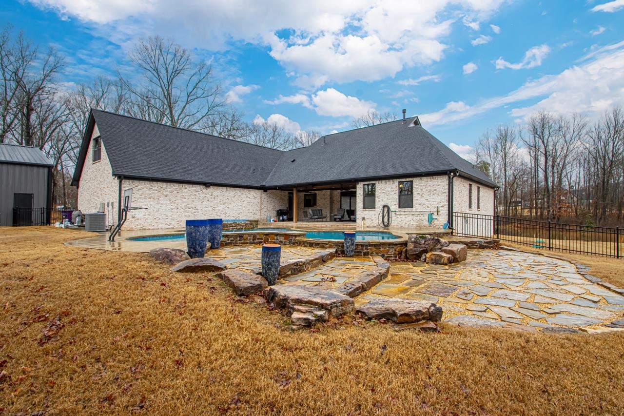 WHITE OAK MANOR - Residential