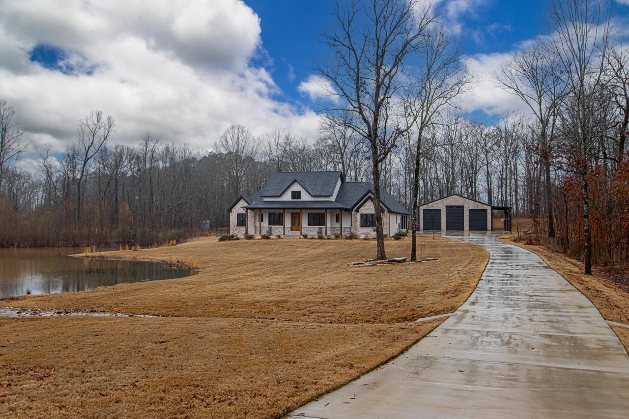 WHITE OAK MANOR - Residential