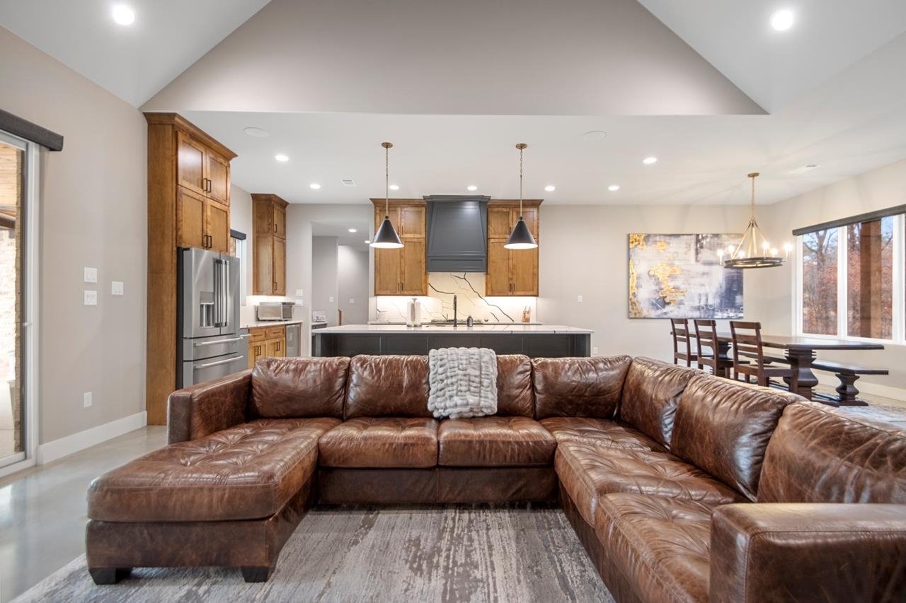 WHITE OAK MANOR - Residential