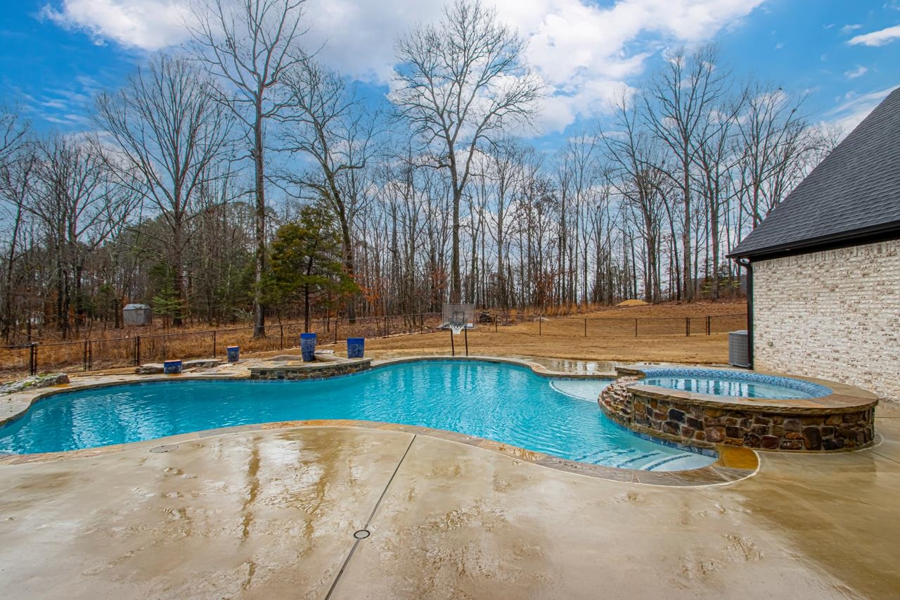 WHITE OAK MANOR - Residential