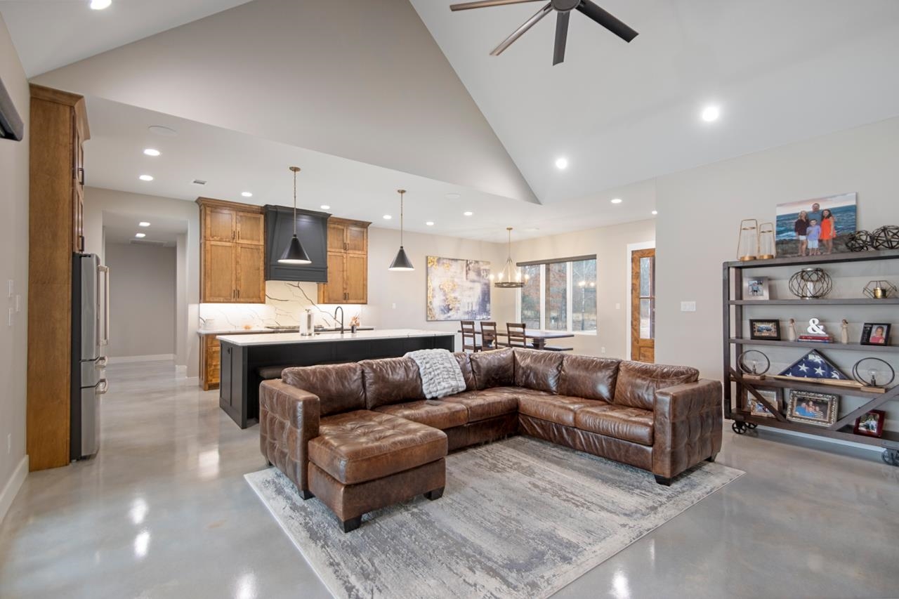 WHITE OAK MANOR - Residential