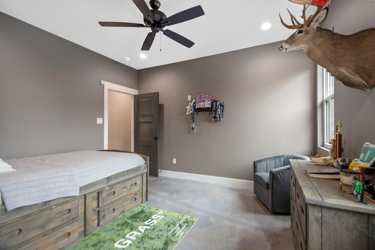 WHITE OAK MANOR - Residential