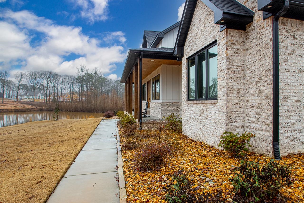 WHITE OAK MANOR - Residential