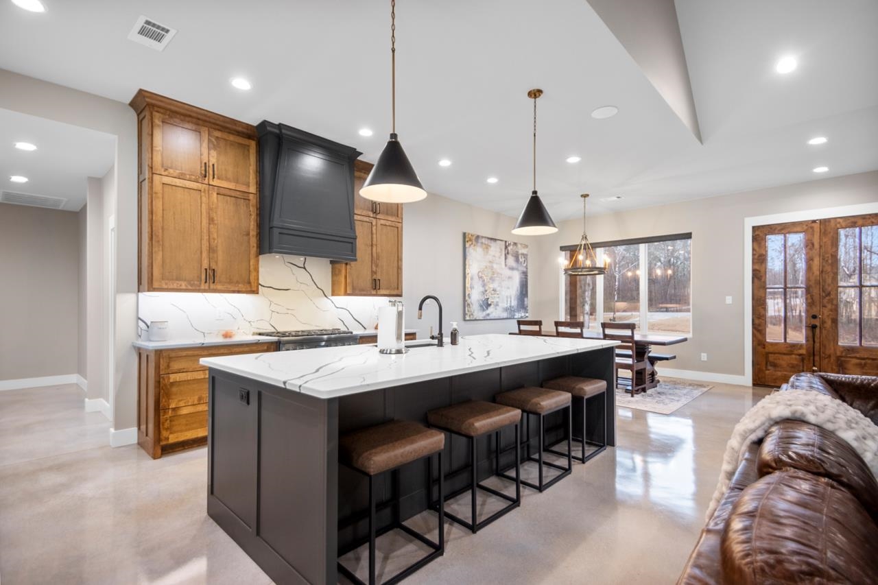 WHITE OAK MANOR - Residential