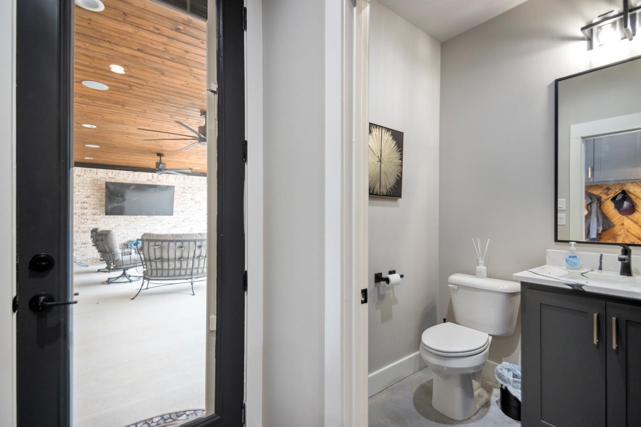 WHITE OAK MANOR - Residential